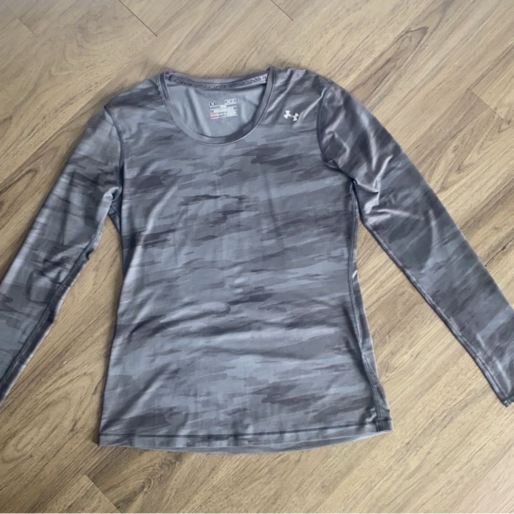 Women’s Gray Camo Under Armour Long Sleeved Shirt Size Medium